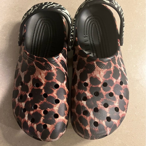 Crocs Classic Animal Print Remix Clogs NEW Size 11 Women and Size 9 Men - Picture 1 of 8